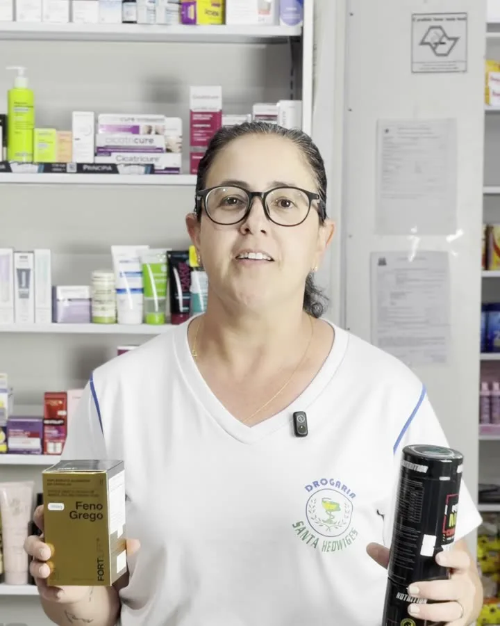 Farmacêutica no balcão da Drogaria Santa Hedwiges